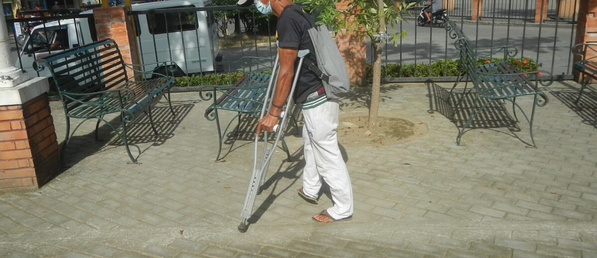 Disability Insurance vs Workers Compensation (USA): Which One Do You Really Need? FPeople with crutches in the Philippines